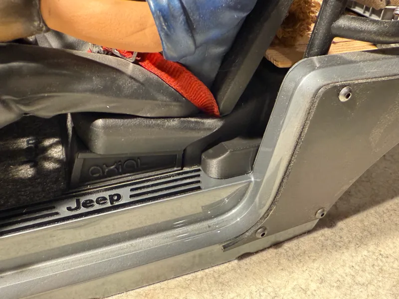 AXIAL Jeep Renegade CJ7 - Türhalterung Abdeckung