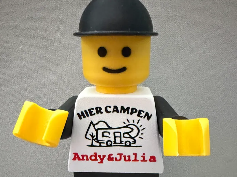 Hier Campen mit eigenem Namen Brickman 20cm Figur
