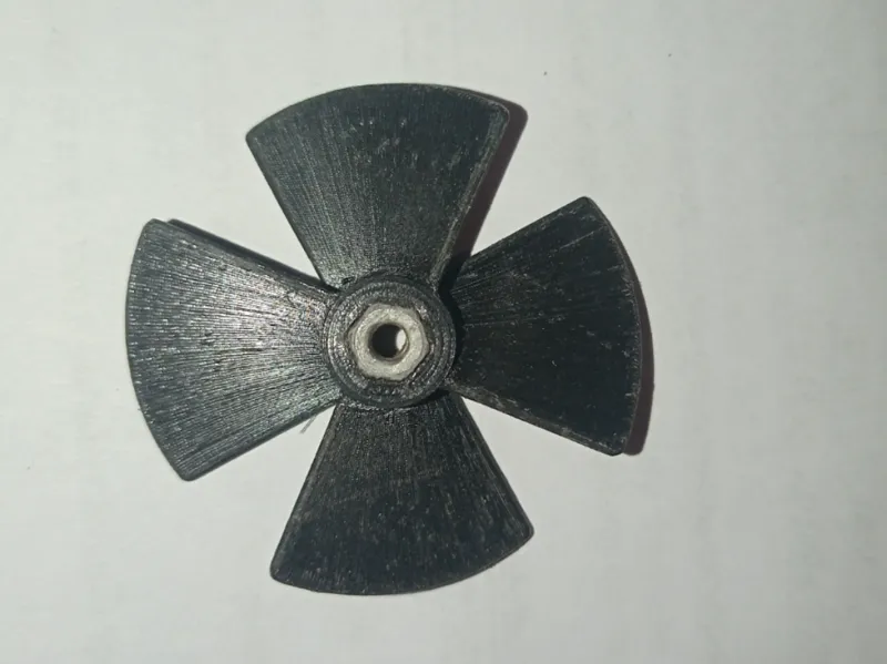 Four-blade propeller for tugboat models