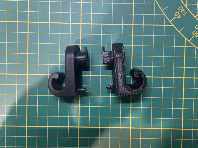 Toyota Avensis T25 boot hook