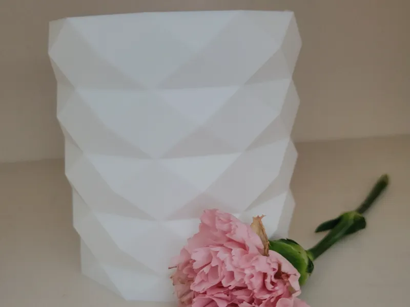 Small, low poly vase 