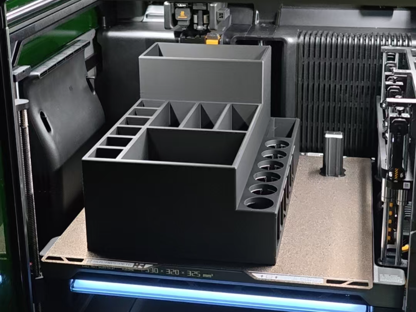 Miniatura 1 do modelo 3D 桌面收纳盒 工具架 可放胶水 钳子 螺丝刀 卷尺