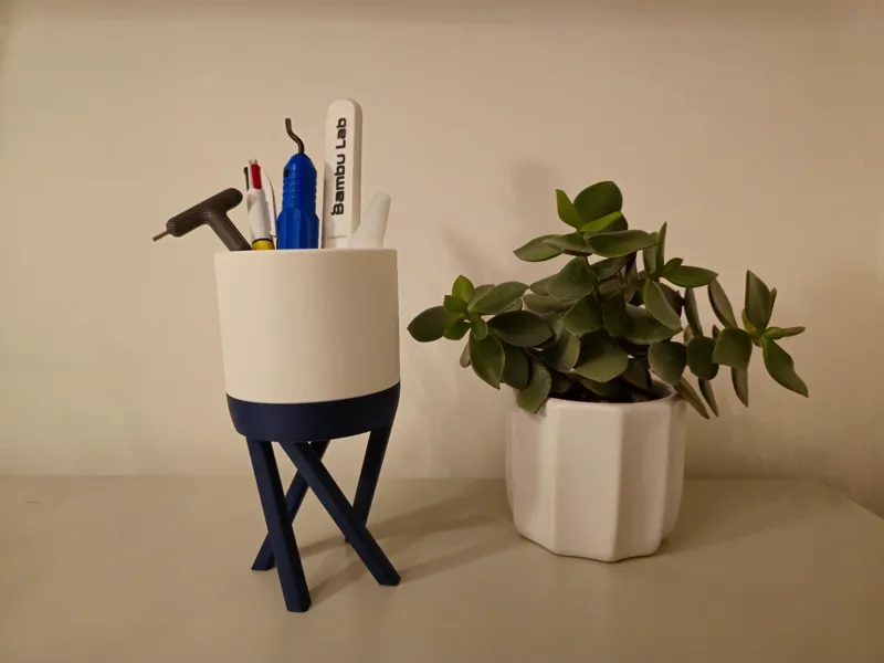Corcelain Twisted Leg Stand