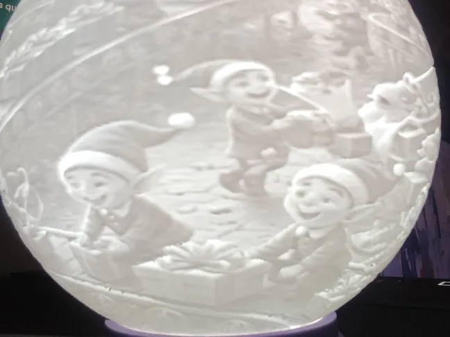 Boule de Noël N°4 "l'atelier des Lutins"