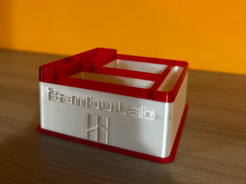 Scatola porta attrezzi con logo Bambulab