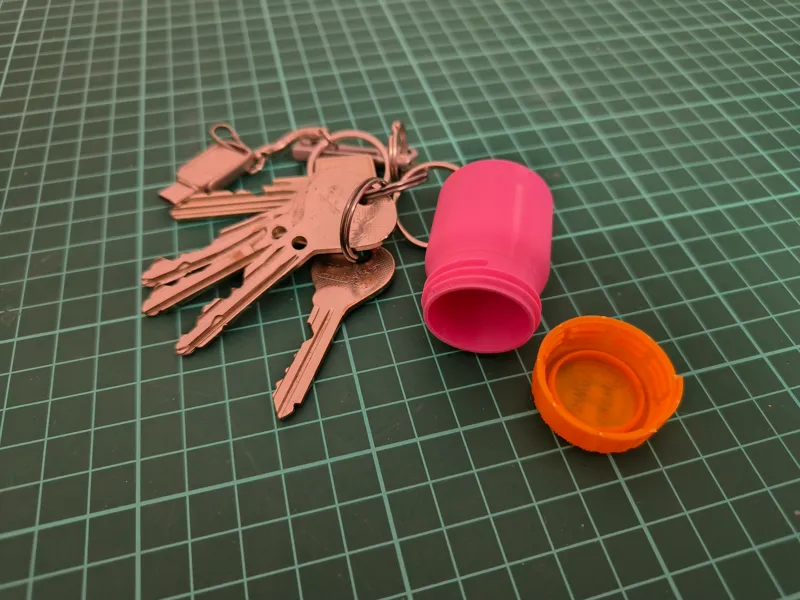 Keychain for pills and others. / Klíčenka na prášky a ostatní.