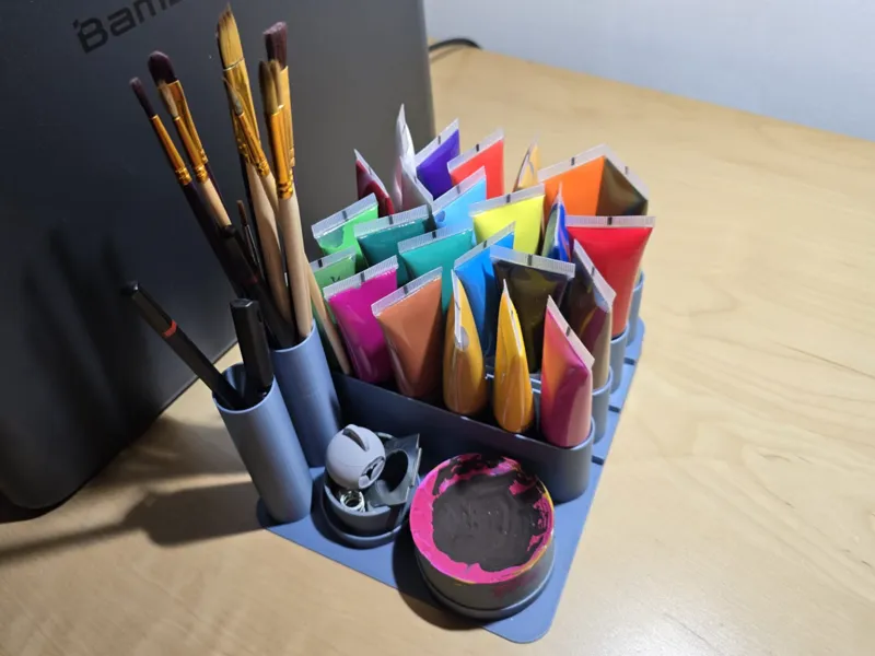 base per colori acrilici e pennelli