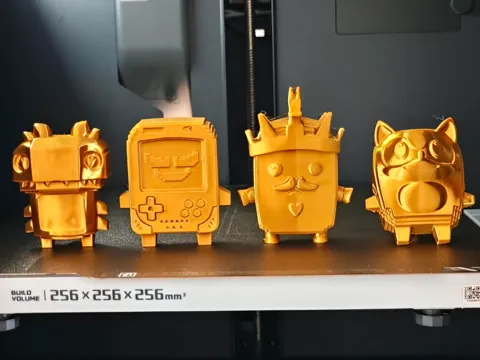 Letrero o emblema decorativo: Fortnite golden sprites collection — referencia de MakerWorld