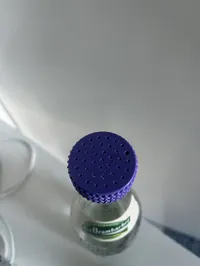 37 kleine Löcher