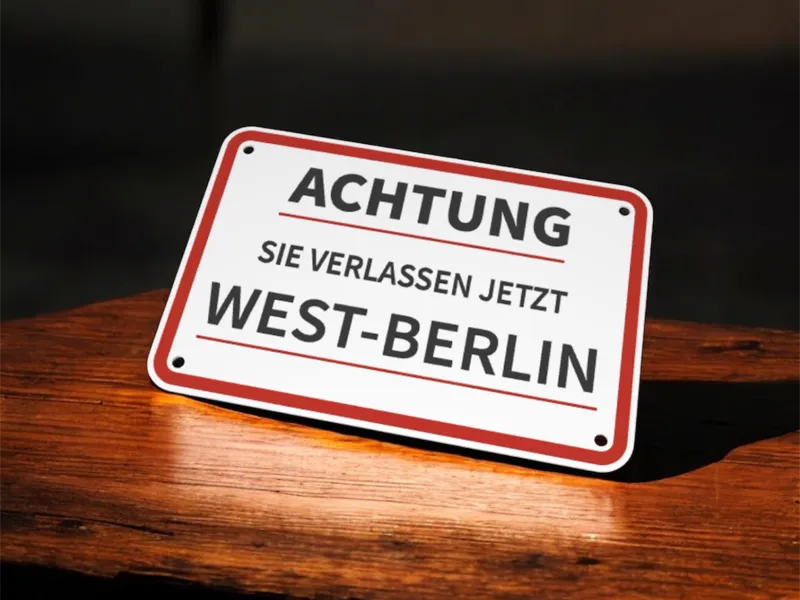 West-Berlin Verlassen - Schild von der DDR Grenze