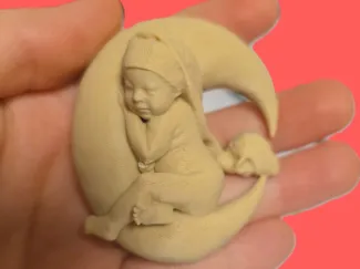 Bebe sobre la luna