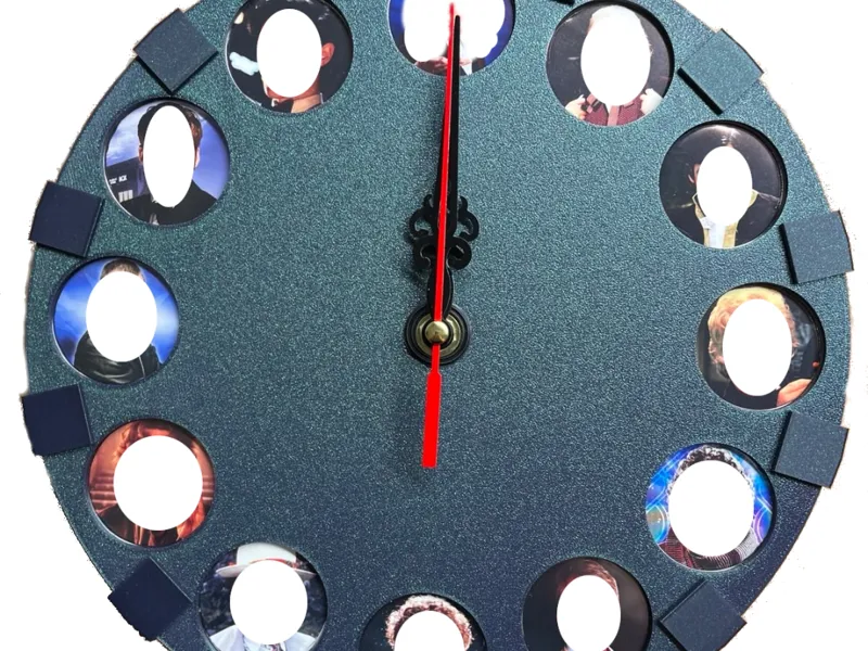 12 Capsule Clock