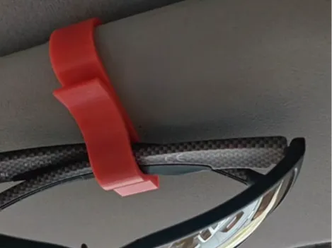 Sunvisor clip for sunglasses