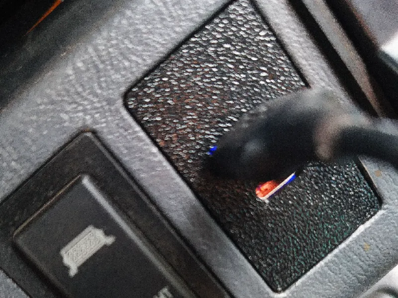 Панель USB зарядного для Toyota RAV4 (XA10)