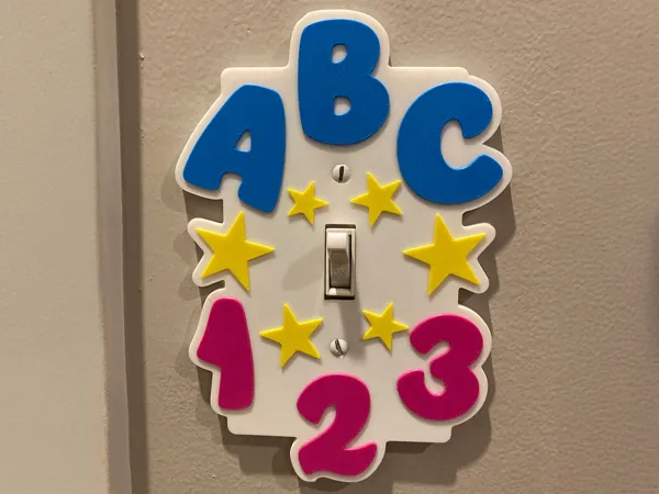 Cache-interrupteur coloré pour enfant