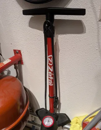 Bicycle pump wallmount, Zéfal bike pump