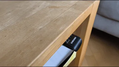 Support télécommande à clipser sous table