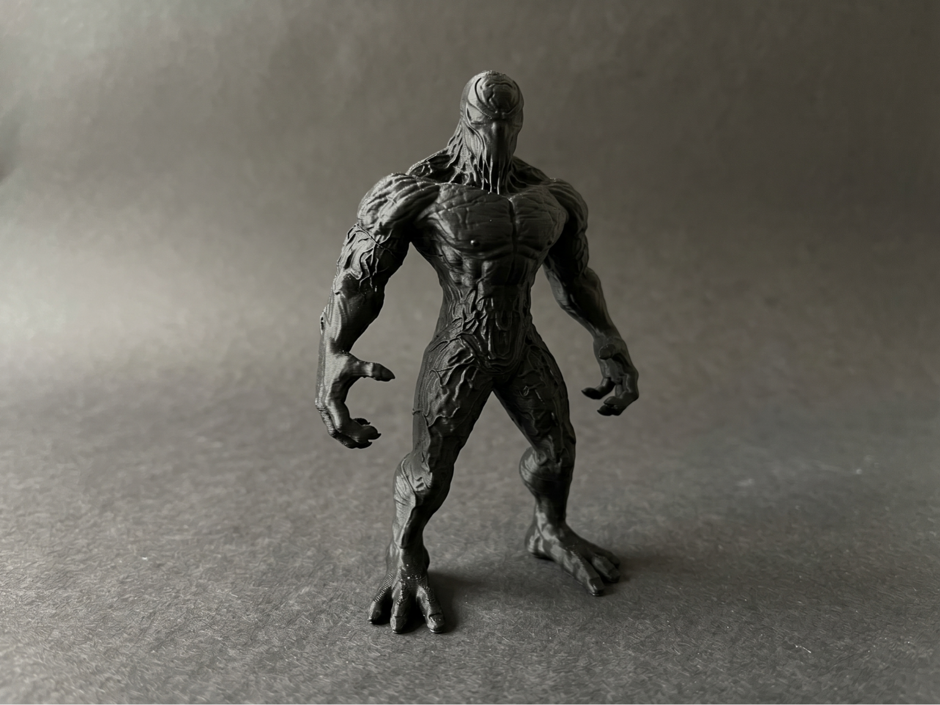 Veined Alienoid Creature – Muscular Horror Figurin