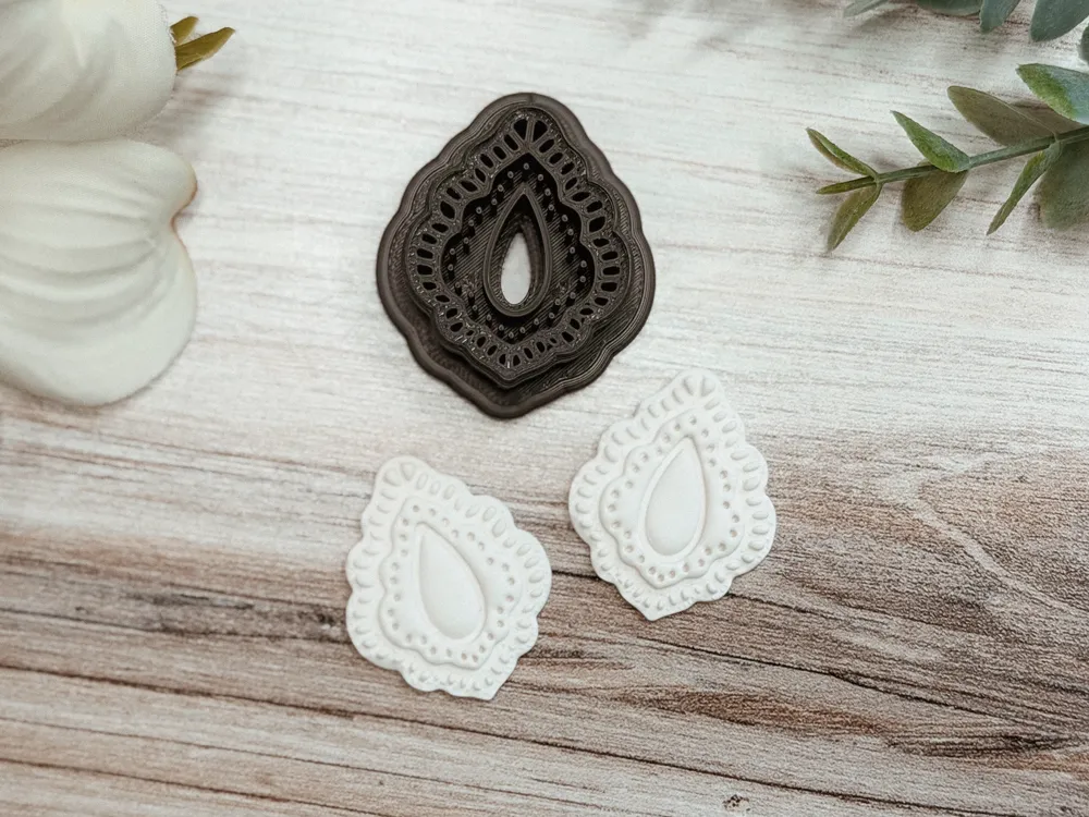 Cortador para modelado: Ornate Teardrop Polymer Clay Cutter. Referencia del modelo original.