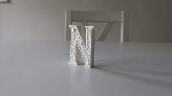 Lettre N décorative sur pied, style floral plâtre