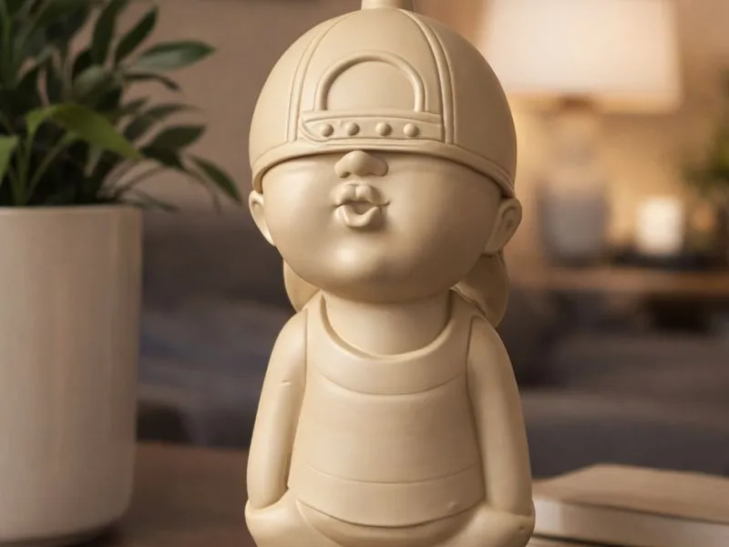 Skulptur Puppe Junge mit Cap