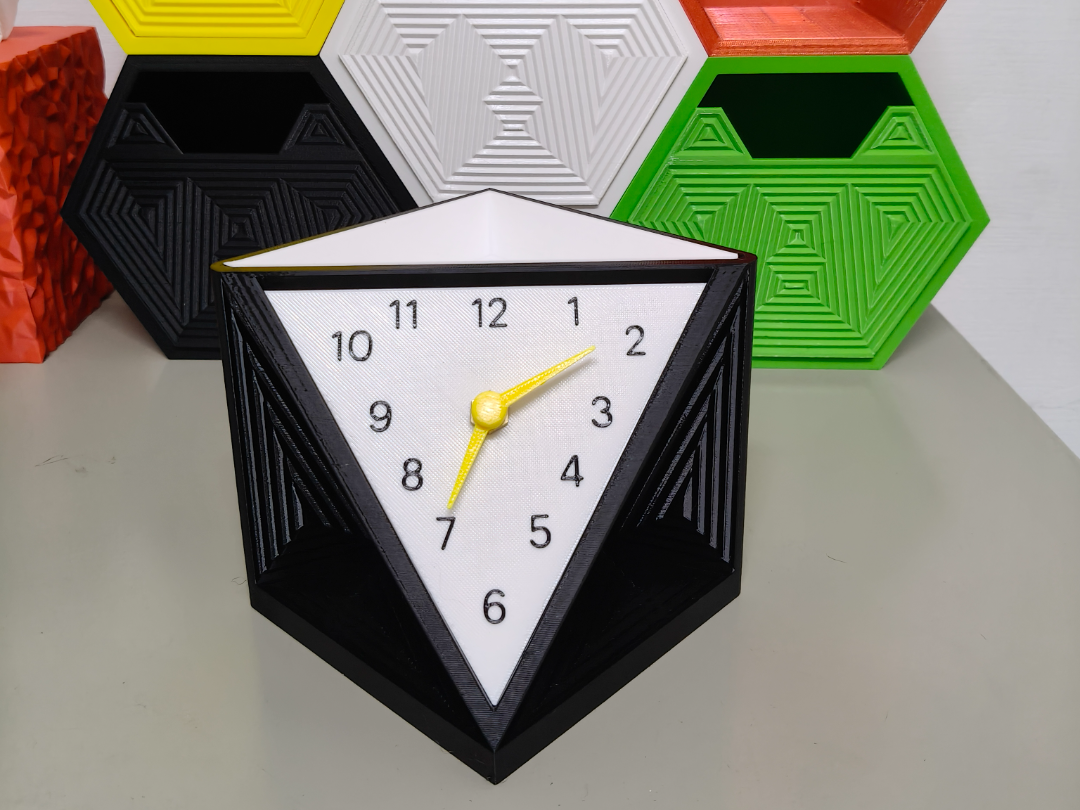 Miniatura 1 do modelo 3D 個性化三角桌面鐘 Personalized Triangle Desk clock