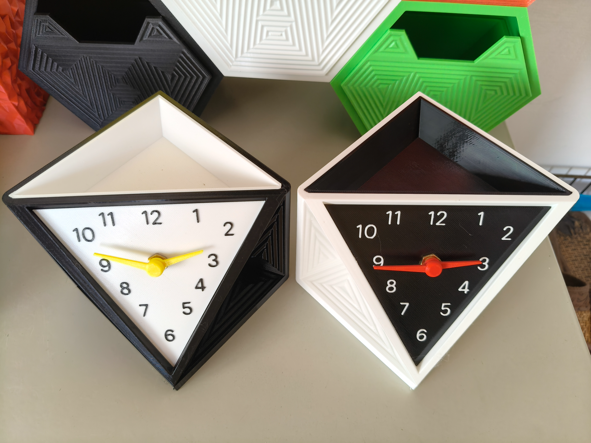 個性化三角桌面鐘 Personalized Triangle Desk clock