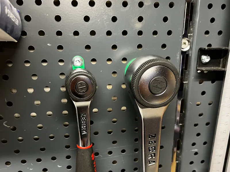 Knarrenhalterung 1/2" und 1/4" für Lochwand