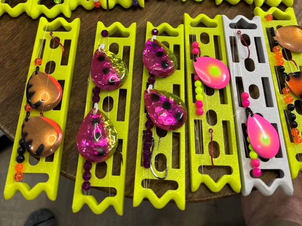 Planche de rangement pour fil de pêche