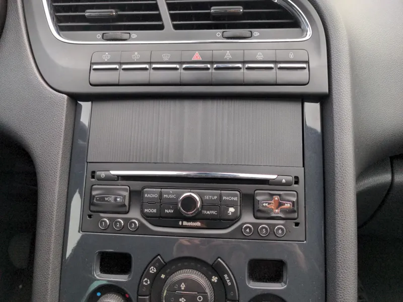 Peugeot/Citroën RT6 radio gap cover