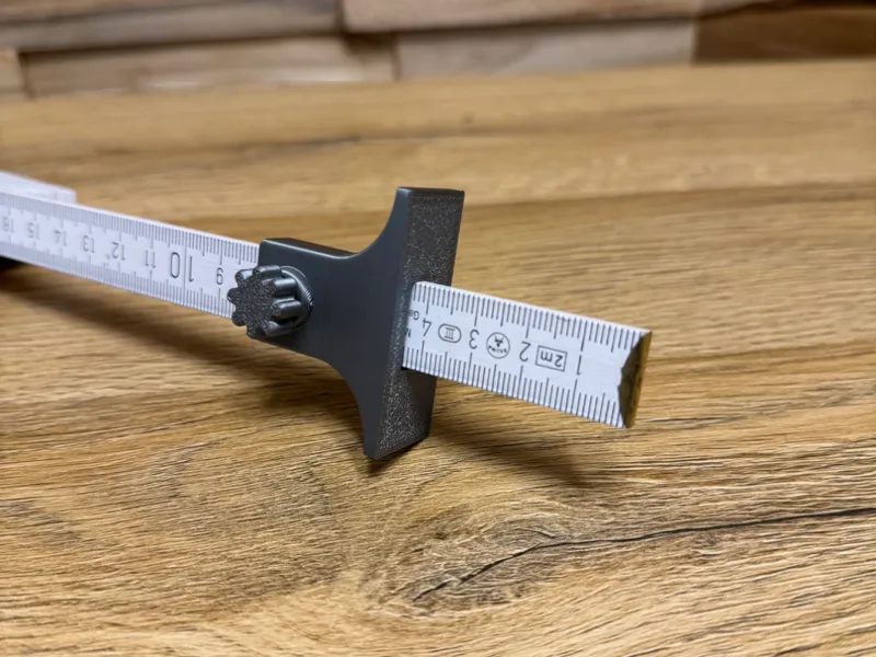 Marking aid (marking gauge) for meter sticks