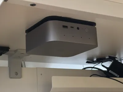Beelink SER9 VESA/under-desk mount.