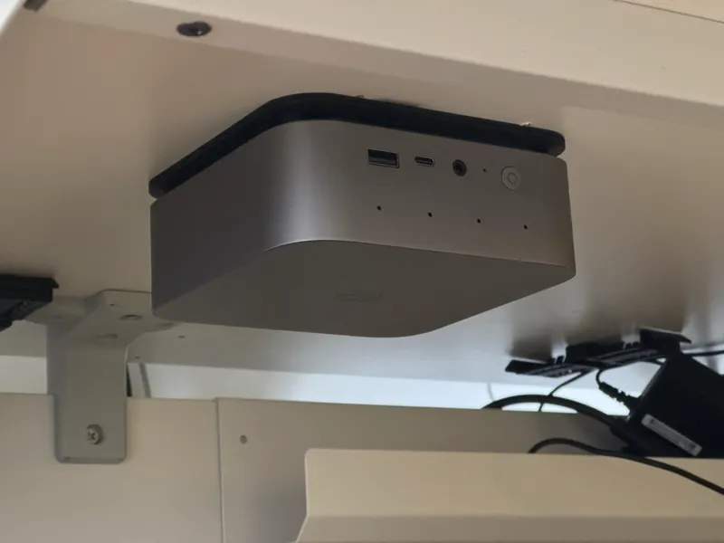 Beelink SER9 VESA/under-desk mount.