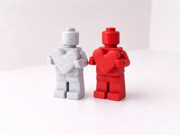 Bonhomme en briques avec cœur, spécial Saint-Valentin