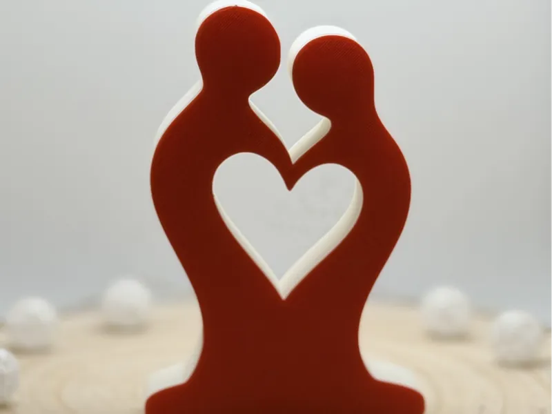 Paar-Skulptur mit Herz – Moderne Liebesdeko