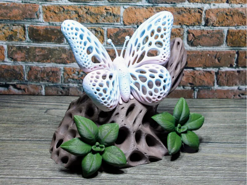 Voronoi-Schmetterling auf Baumstamm