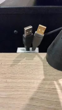 Clip porte-câble USB — photo 1