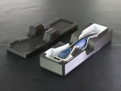 Shaver travel case (magnetic)