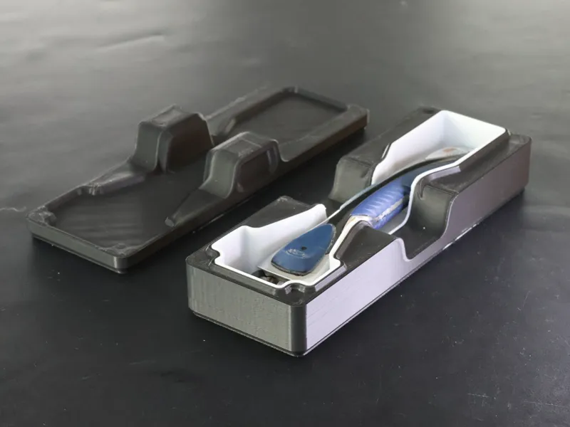 Shaver travel case (magnetic)