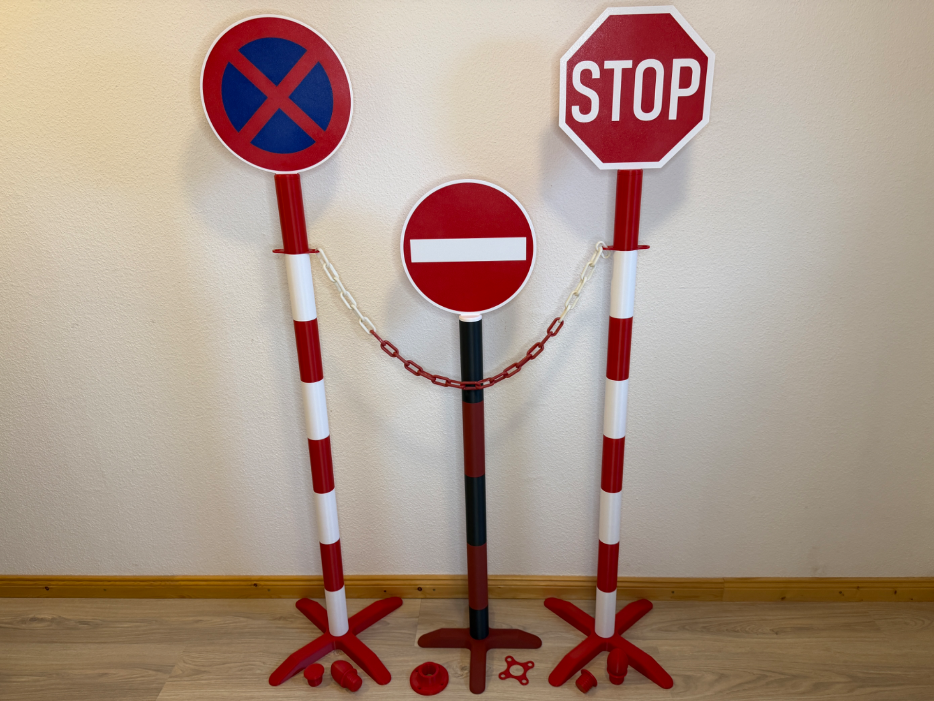 Universal Pfosten mit STOP,  Parkverbot Schilder