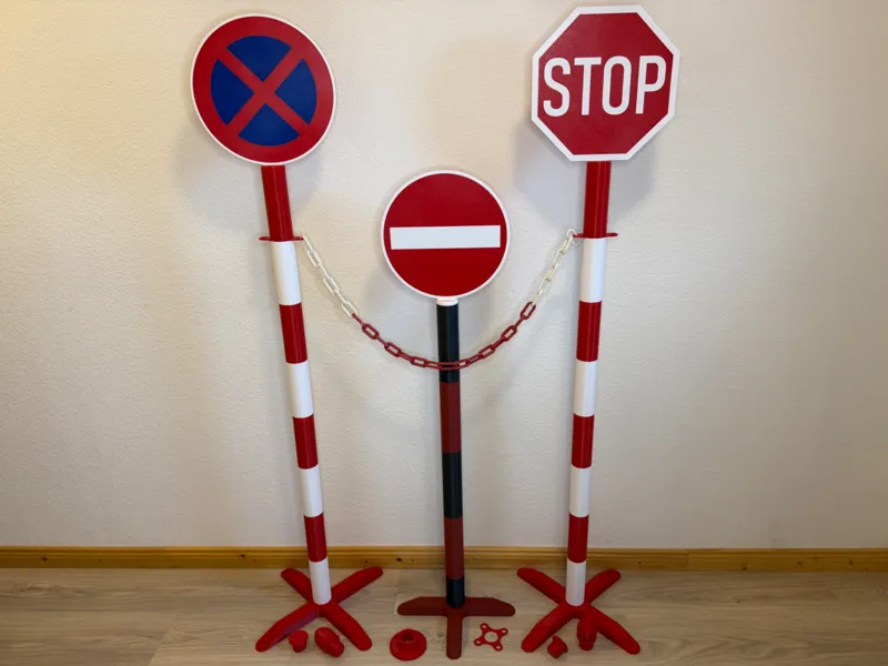 Universal Pfosten mit STOP, Parkverbot Schilder