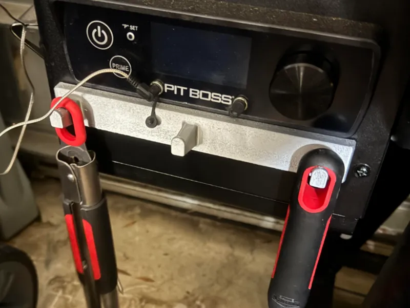 Grill utensil hanger