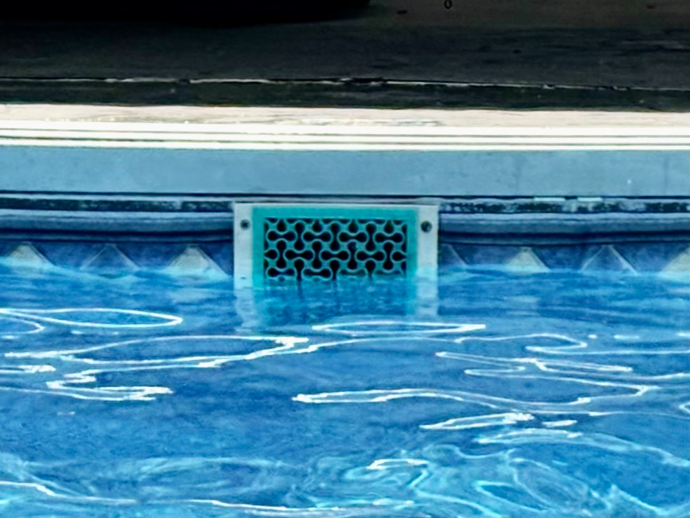 Patterned pool skimmer plate
