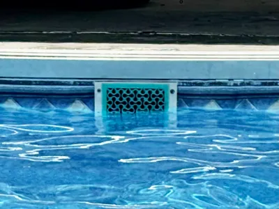 Patterned pool skimmer plate