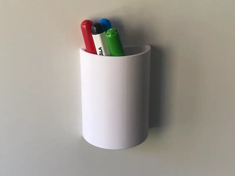 Simple magnetic pen cup