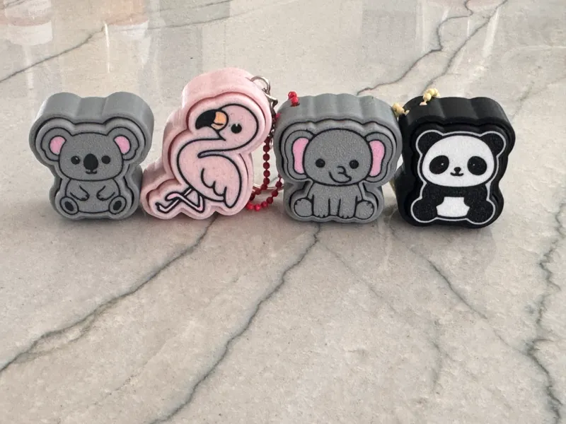 SET OF 4 CUTE ANIMAL FIDGET CLICEKRS + KEYCHAIN