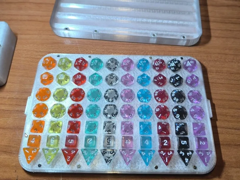 Miniature magnetic dice case