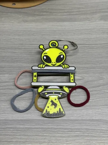 Accesorio para sujetar ligas de cabello: Alien Abduction Hair Tie Holder Keychain — vista de referencia 3
