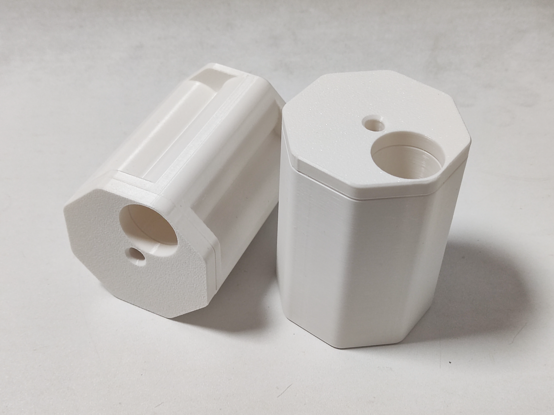 Miniatura 1 do modelo 3D 旋转盖子21700四节电池盒