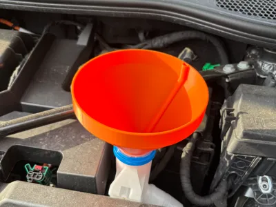 Self-venting wiper fluid funnel